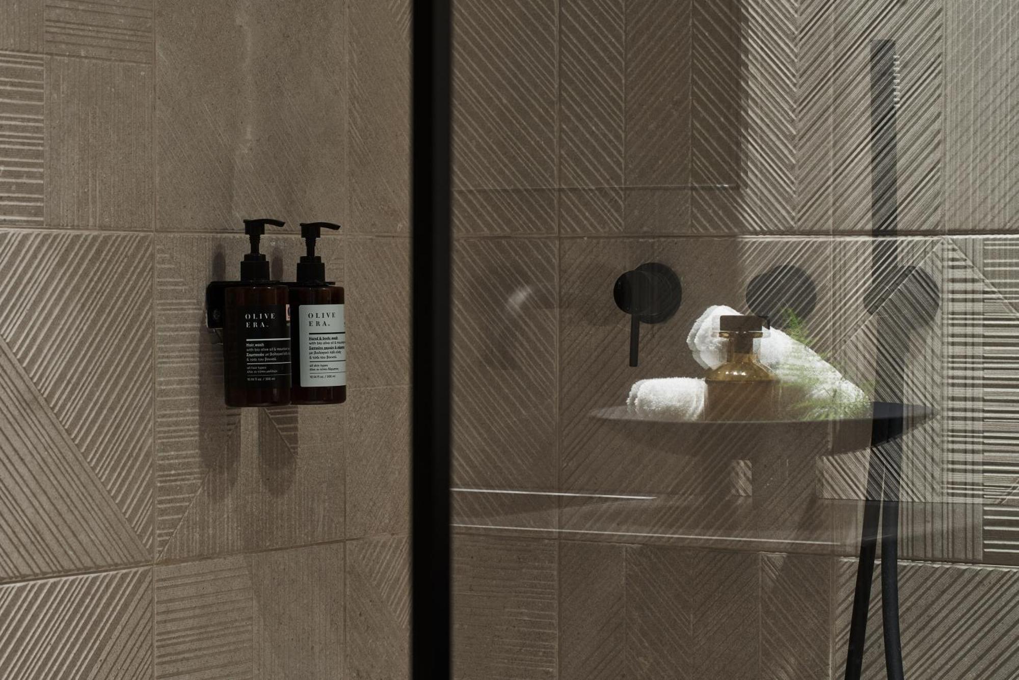 Hotel The Newel Psychiko Ateny Zewnętrze zdjęcie A shower with soap and shampoo dispensers